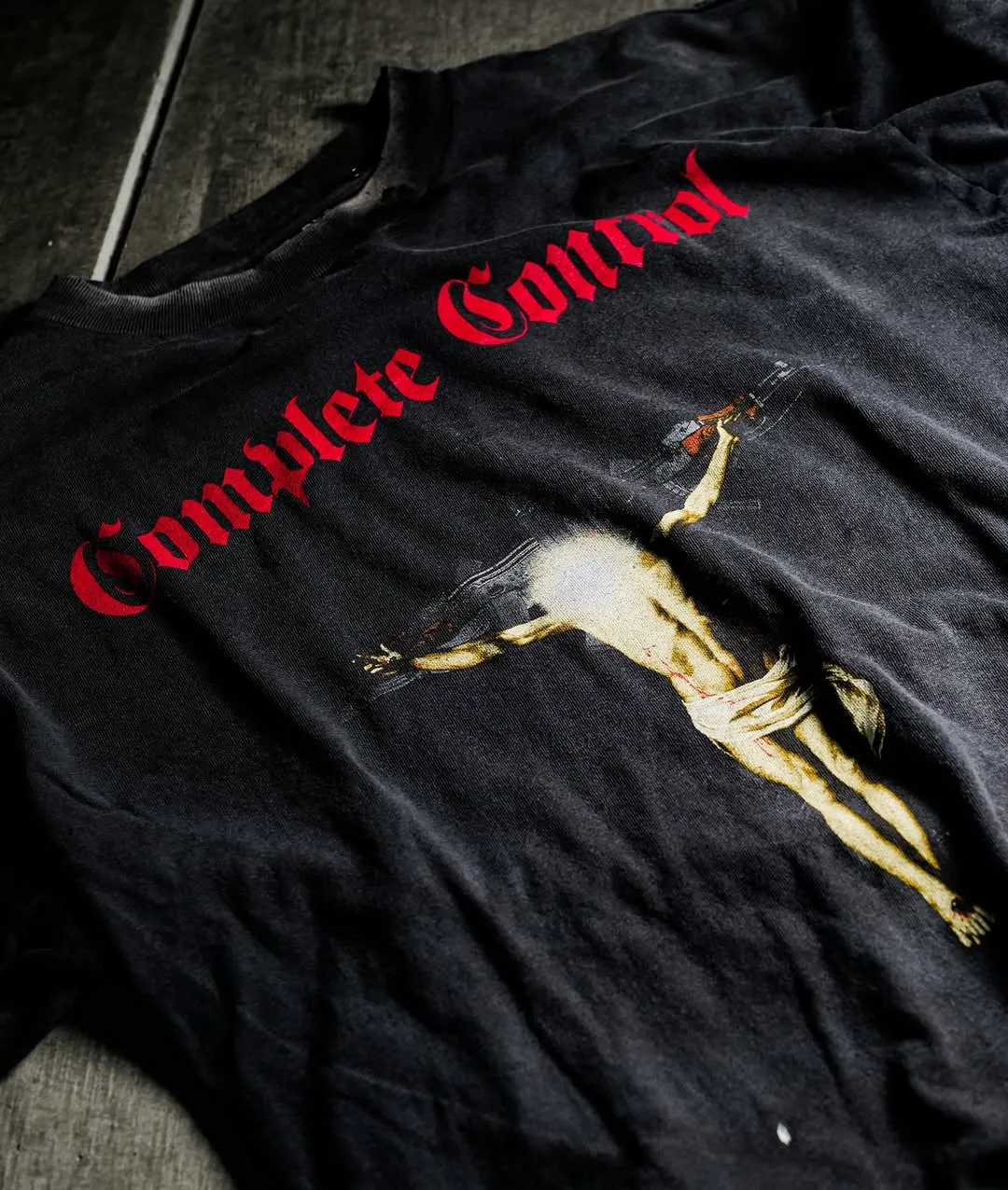 SAINT Mxxxxxx × Kosuke Kawamura KK_SS TEE/COMPLETE CONTRL/BLK KK joint model Jesus AK submachine gun cross printed TEE Washed black S-XL KK joint model's creative Jesus cross has never disappointed. Faded and washed with sulfur dye to make it distressed. Hole treatment. Printing is repeatedly revised and sketched. Extremely restored ZP. Cylindrical side seam high weight fabric. Stiff and comfortable. Correct accessories. Customized co-branded wash mark/little angel mark, top purchasing agent level